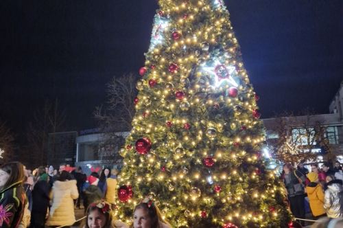 Грейнаха светлините на Коледната елха в града